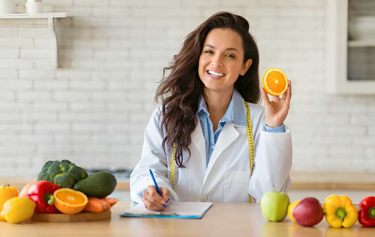 Expert en nutrition avec pièce orange, tableau de planification de régime