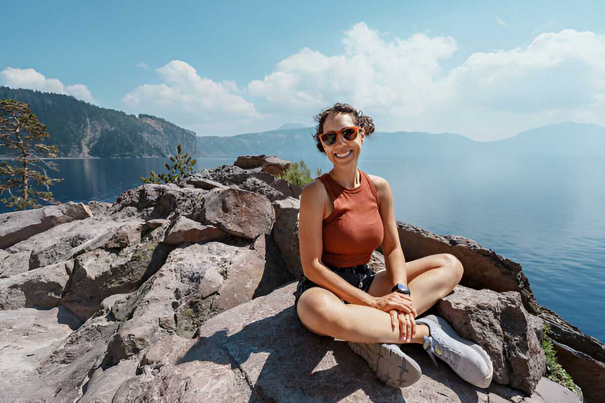 Femme se détendant du haut de la montagne