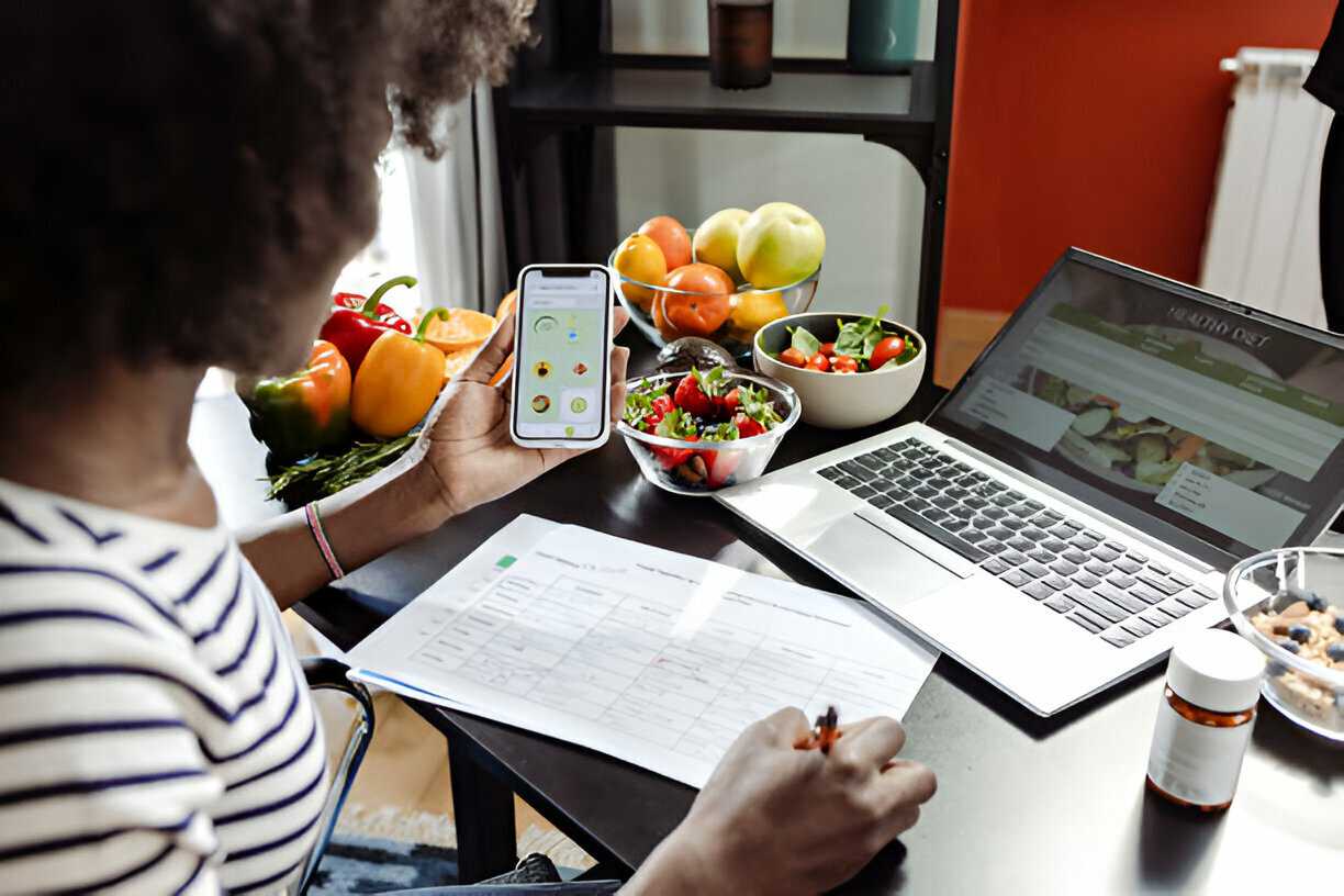 Une diététiste prépare un plan de repas